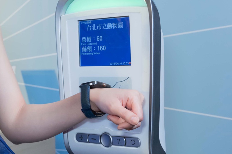 华硕推出全台首款搭配悠游卡晶片錶带的ZenWatch 2，使用者无需拿出钱包或悠游卡，即可搭乘公车、捷运或便利商店购物_resize
