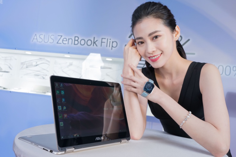 华硕春季新品推出360〫翻转极致笔电ZenBook Flip及ZenWatch 2特別版(图为採用施华洛世奇水晶的「真皮晶钻蓝」限定款ZenWatch 2)_resize