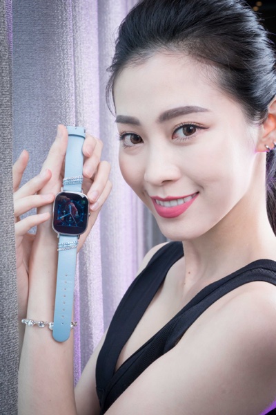 华硕ZenWatch 2推出採用施华洛世奇水晶的「真皮晶钻蓝」限定款，皮革錶带镶嵌璀璨水晶，搭配两款水晶风格錶面「心钻」、「蓝珠」，更显雋永的品味美学_resize